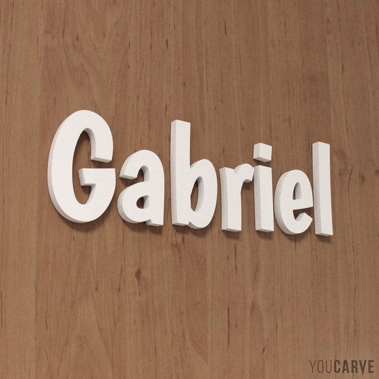 Prénom enfant/bébé (Gabriel), lettres découpées en PVC expansé blanc ép. 10 mm, fixation double-face sur porte de chambre.