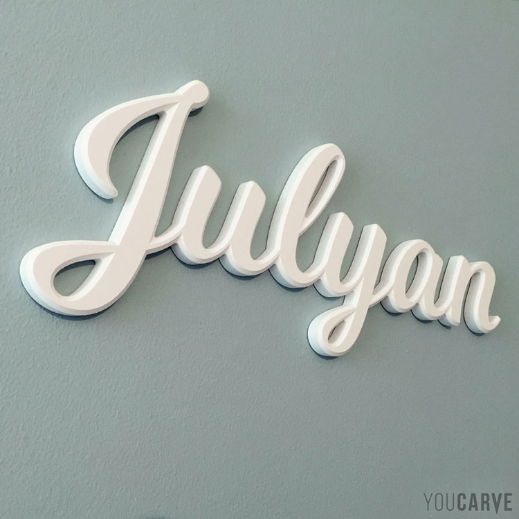 Prénom chambre enfant/bébé (Julyan), lettres découpées en PVC expansé blanc ép. 10 mm avec chanfreins, fixation double-face sur mur.