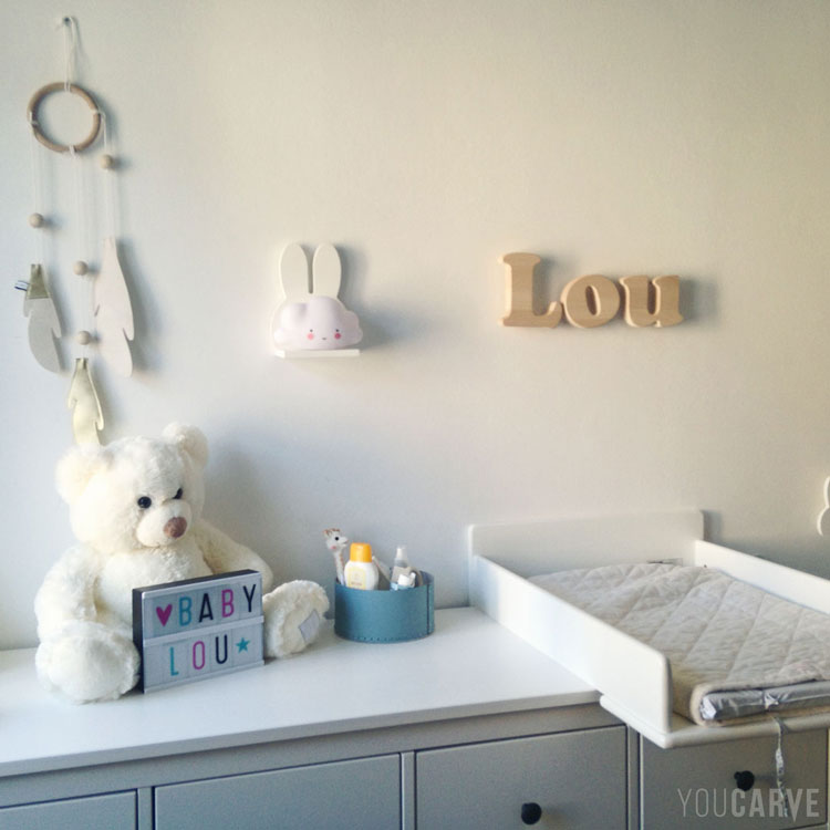 Prénom chambre enfant/bébé (Lou), lettres découpées en bois de hêtre, option chanfreins, fixation entretoises sur mur.
