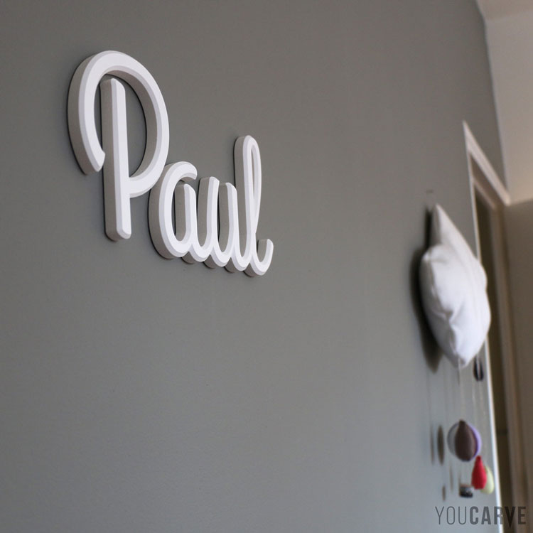 Prénom chambre enfant/bébé (Paul), lettres découpées en PVC expansé blanc ép. 10 mm avec chanfreins, fixation double-face sur mur.