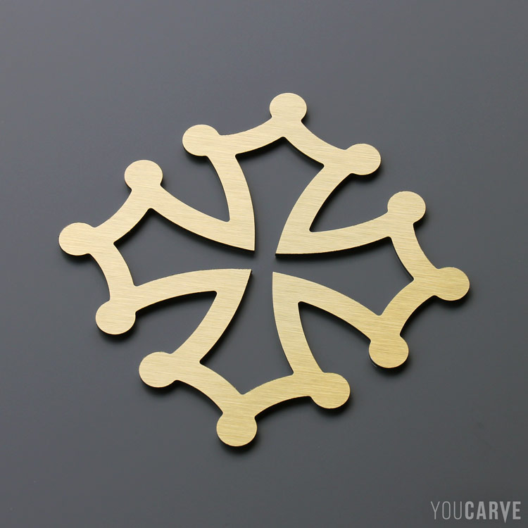 Forme découpée en alu-dibond (croix occitane dorée) pour la signalétique ou la décoration