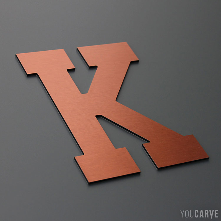 Lettre K découpée en composite aluminium brossé cuivré