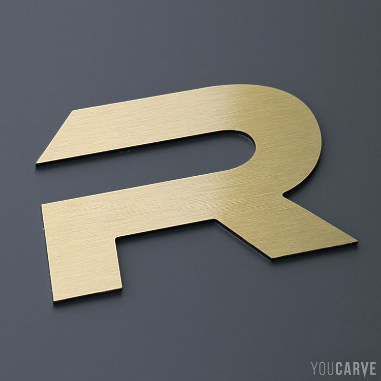 Lettre R découpée en composite aluminium brossé doré