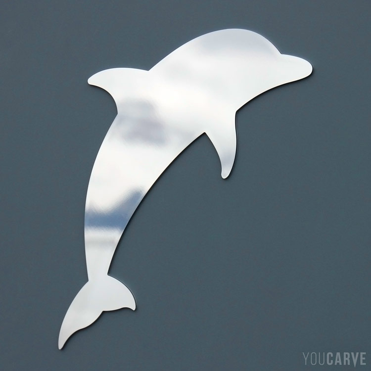 Photo d'une forme décorative (silhouette de dauphin,) découpée en aluminium composite miroir.