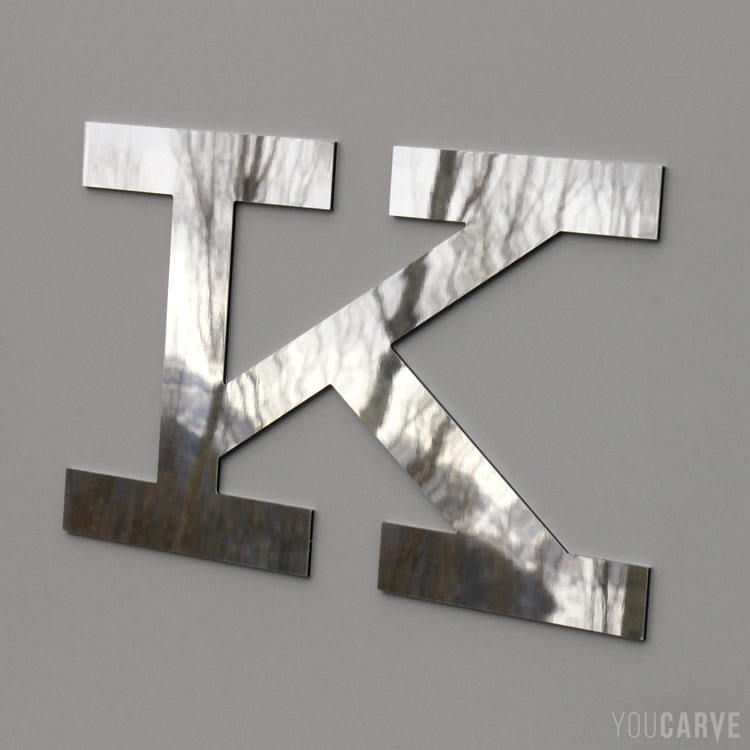 Photo d'une lettre (K) découpée en aluminium composite miroir, lettre chromée pour enseigne.