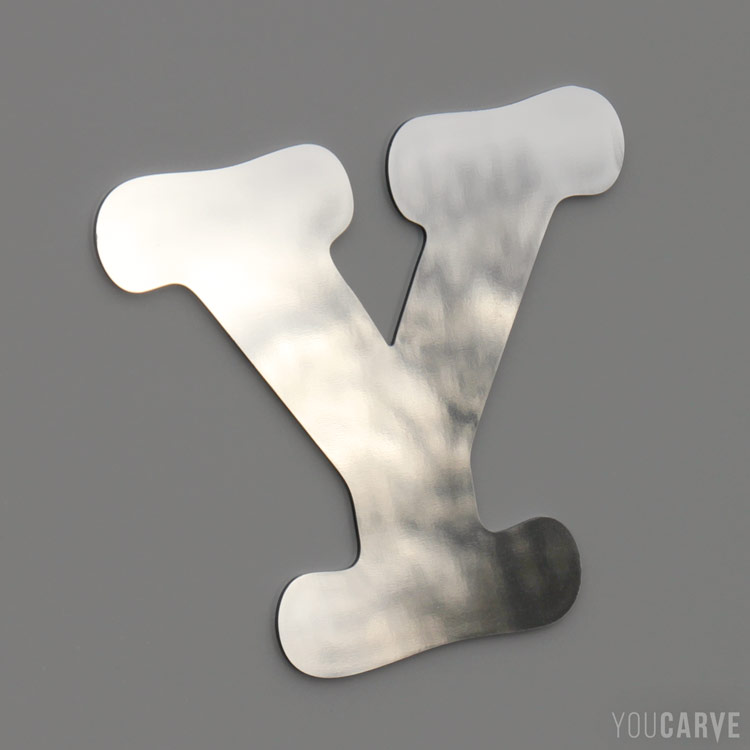 Photo d'une lettre (Y) découpée en aluminium composite miroir, lettre chromée pour enseigne.