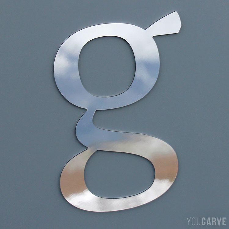 Photo d'une lettre (g) découpée en aluminium composite miroir, lettre chromée pour enseigne.