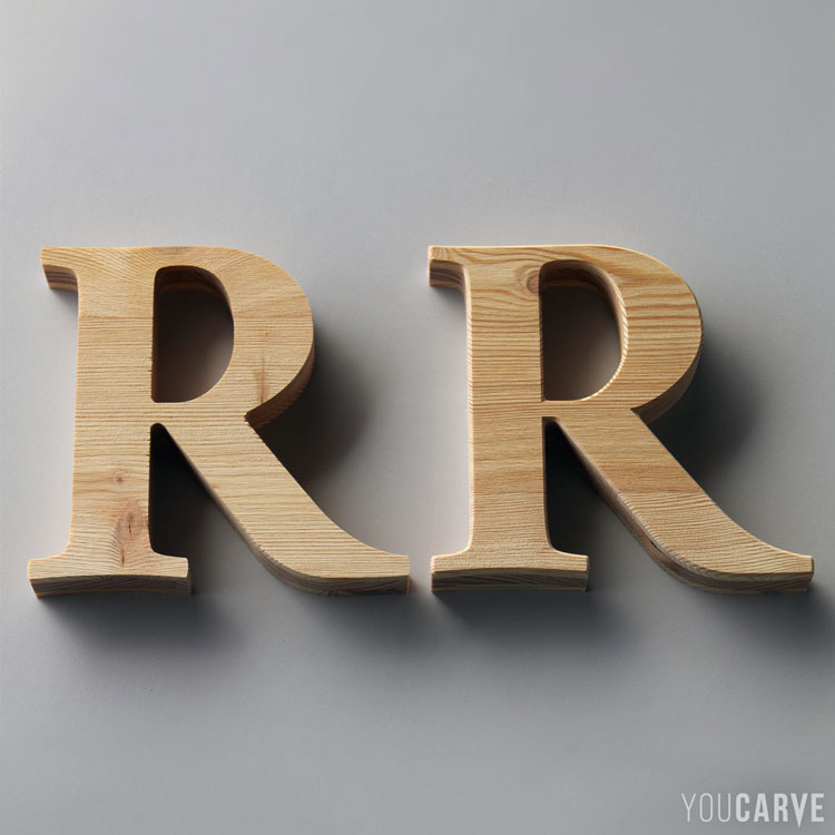 Lettres R découpées en bois (mélèze), comparaison sans/avec chanfrein