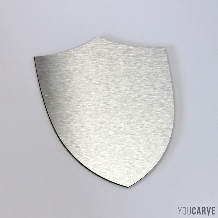 Forme de blason/bouclier découpée en composite aluminium brossé argenté