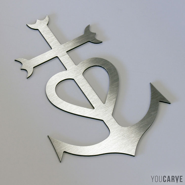 Forme/symbole croix de Camargue découpée en composite aluminium brossé argenté