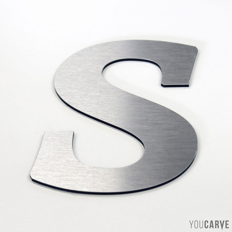Lettre S découpée en composite aluminium brossé argenté