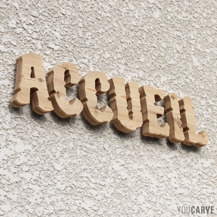 Enseigne signalétique extérieure ACCUEIL, lettres relief en bois fixées sur mur avec entretoises.