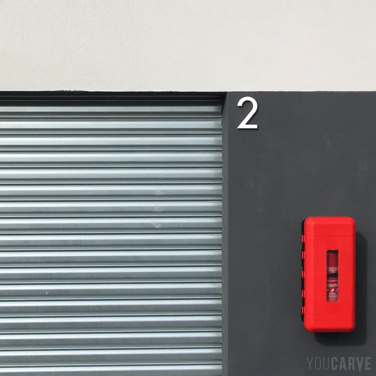 Signalétique murale numérotation de portes, découpe de chiffres en PVC expansé blanc ép. 19 mm.