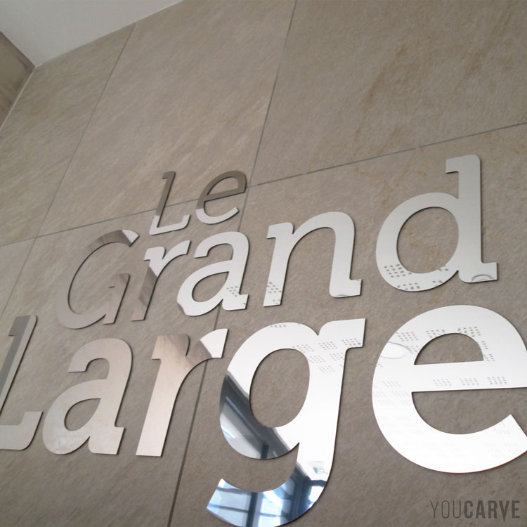 Enseigne intérieure "Le Grand Large" dans hall d'entrée de résidence/immeuble, lettres chromées aluminium miroir, fixation murale par mousse double-face
