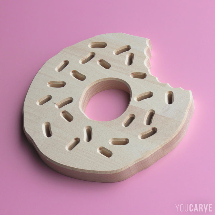 Forme découpée en bois (beignet / donut) pour la signalétique ou la décoration
