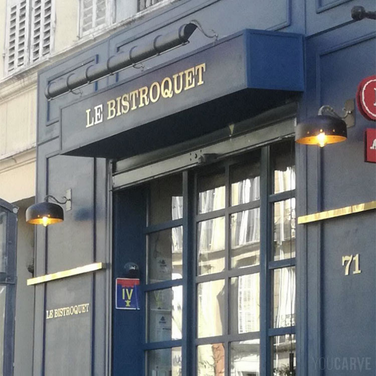 Le Bistroquet (brasserie-restaurant à Marseille), enseigne avec lettres en dibond-aluminium brossé doré.