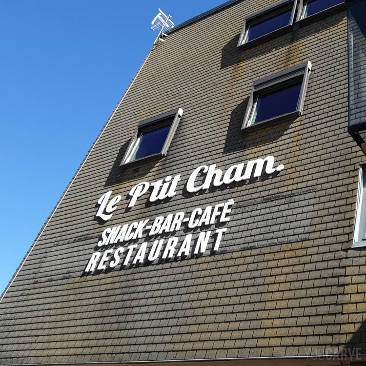 Le P'tit-Cham (gîte-hôtel restaurant), enseigne en altitude, lettres en relief en PVC, fixées sur le toit du chalet.