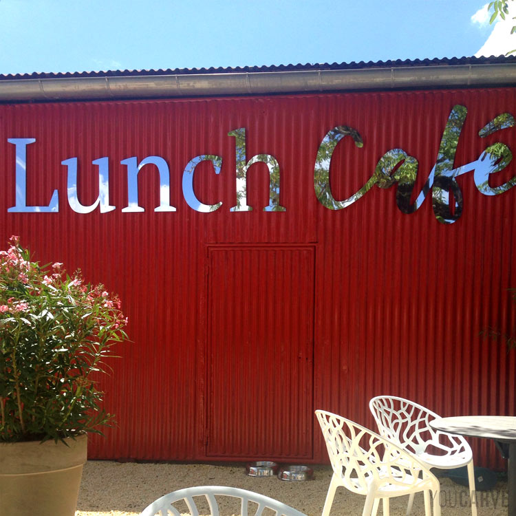 Lunch Café (restaurant), enseigne avec lettres chromées en dibond-aluminium miroir, fixation sur bardage métallique.