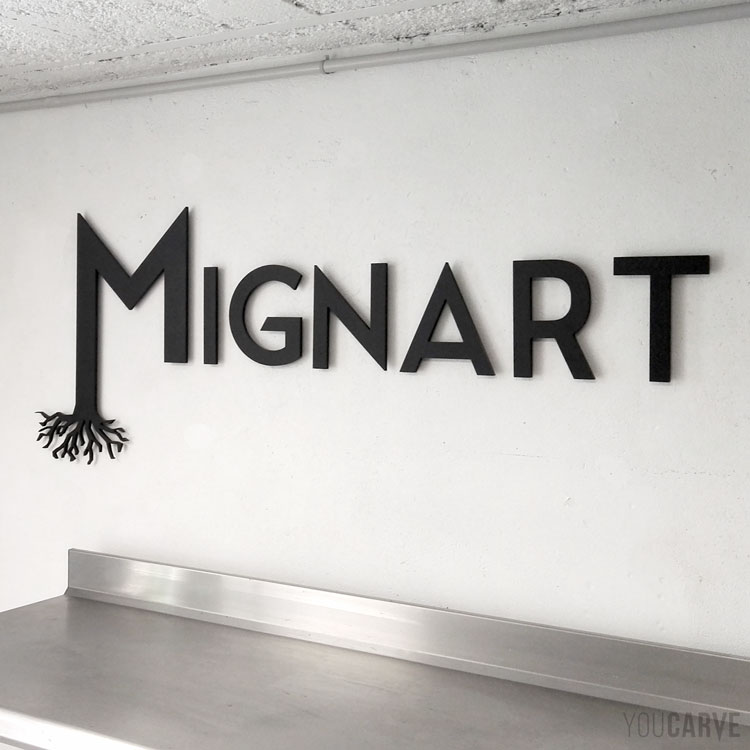 Mignart (biscuiterie chocolaterie), enseigne murale, découpe de logo sur-mesure en PVC noir, fixation sur entretoises.