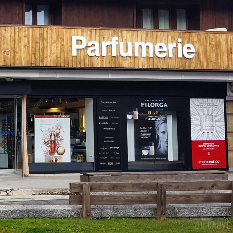 Pharmacie des Gets, enseigne Parfumerie, avec lettres en relief en PVC expansé, fixation par entretoises.