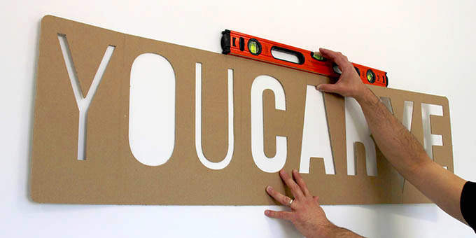 Youcarve - Pose murale facile de lettres en bois avec l'aide du gabarit carton (Étape 1)