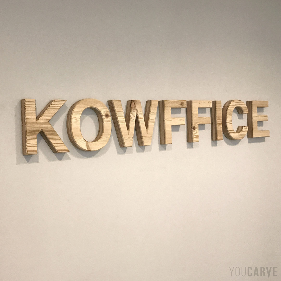 Réalisé par Kowffice (location de bureaux et espaces de travail) : enseigne intérieure / logo mural en bois (mélèze ép. 26 mm).