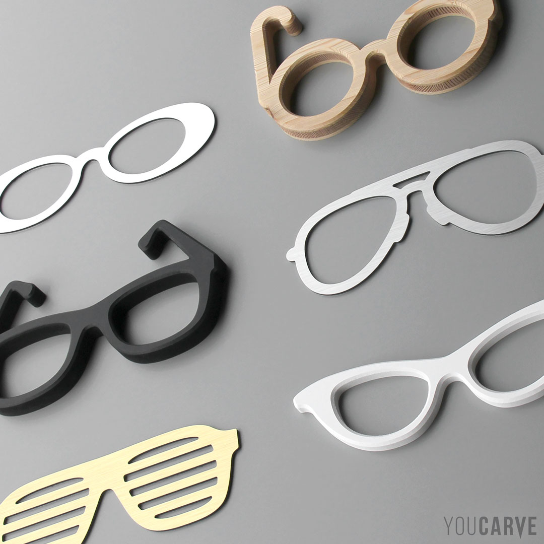 Montures de lunettes décoratives (alu-dibond, PVC expansé, bois de mélèze). Idée de décoration et signalétique pour les opticiens.