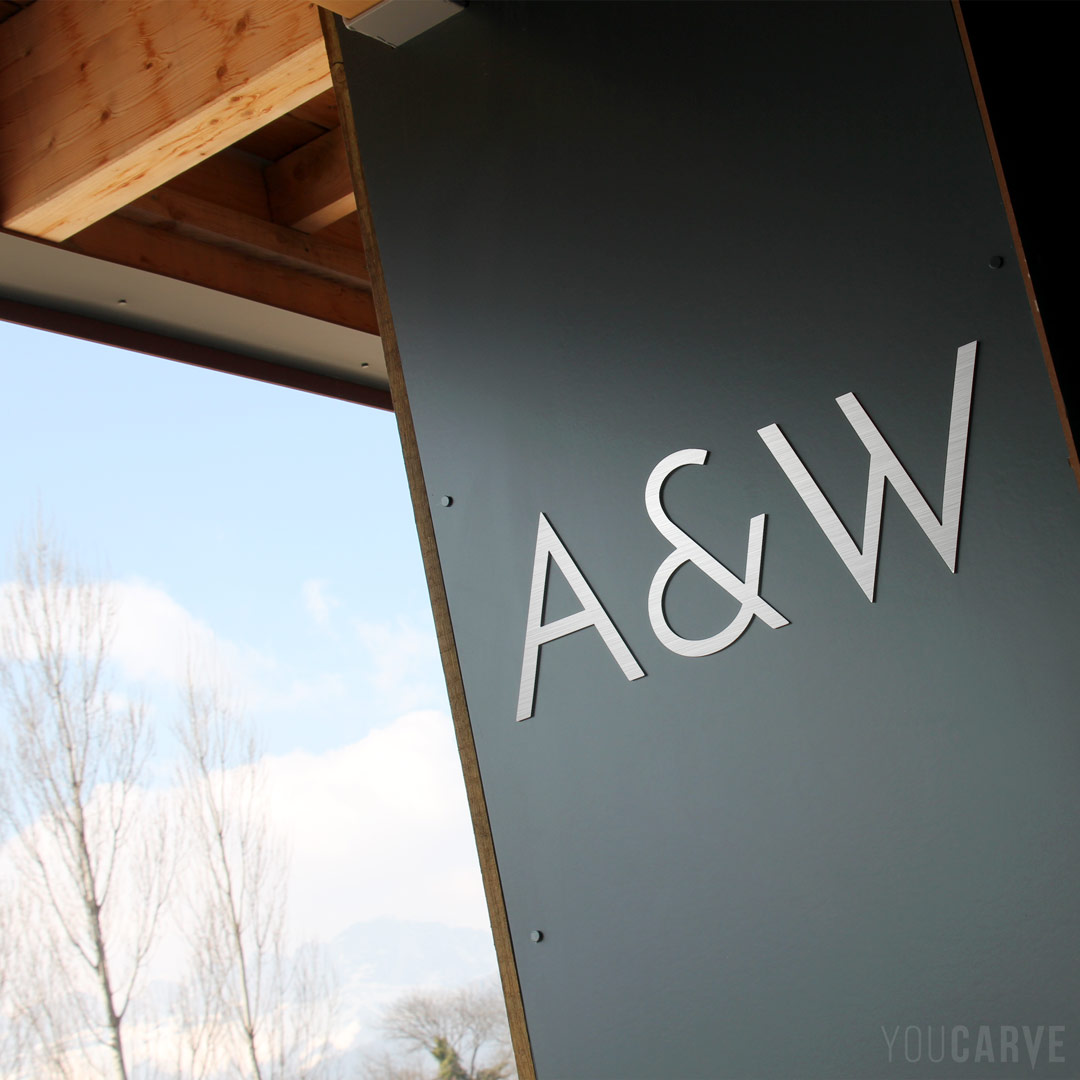 Réalisé par A&W : enseigne/signalétique cabinet d’architecture, lettres découpées en dibond-aluminium brossé (épaisseur 3 mm), fixation mousse-double-face.