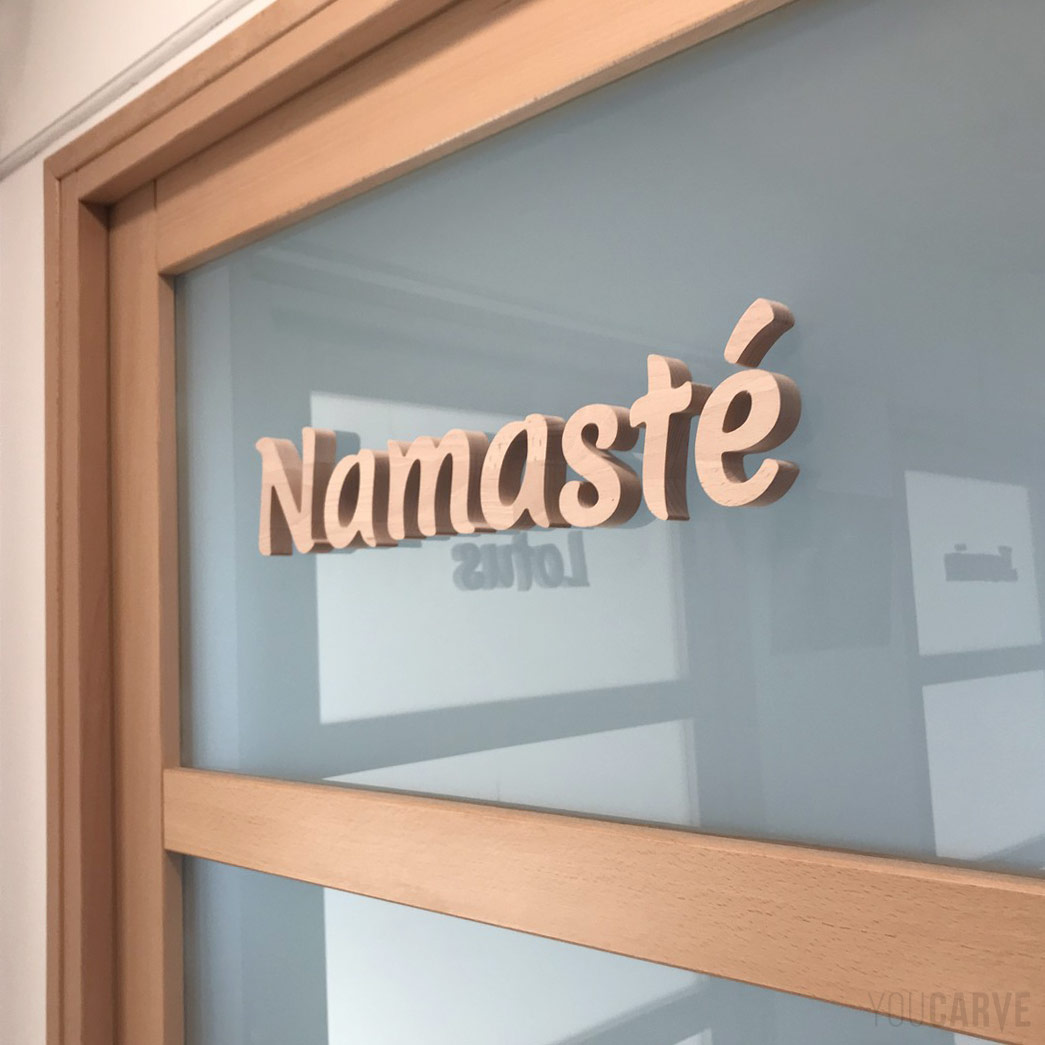 Lettres découpées en bois (hêtre) pour signalétique de porte, Namasté, centre de bien-être