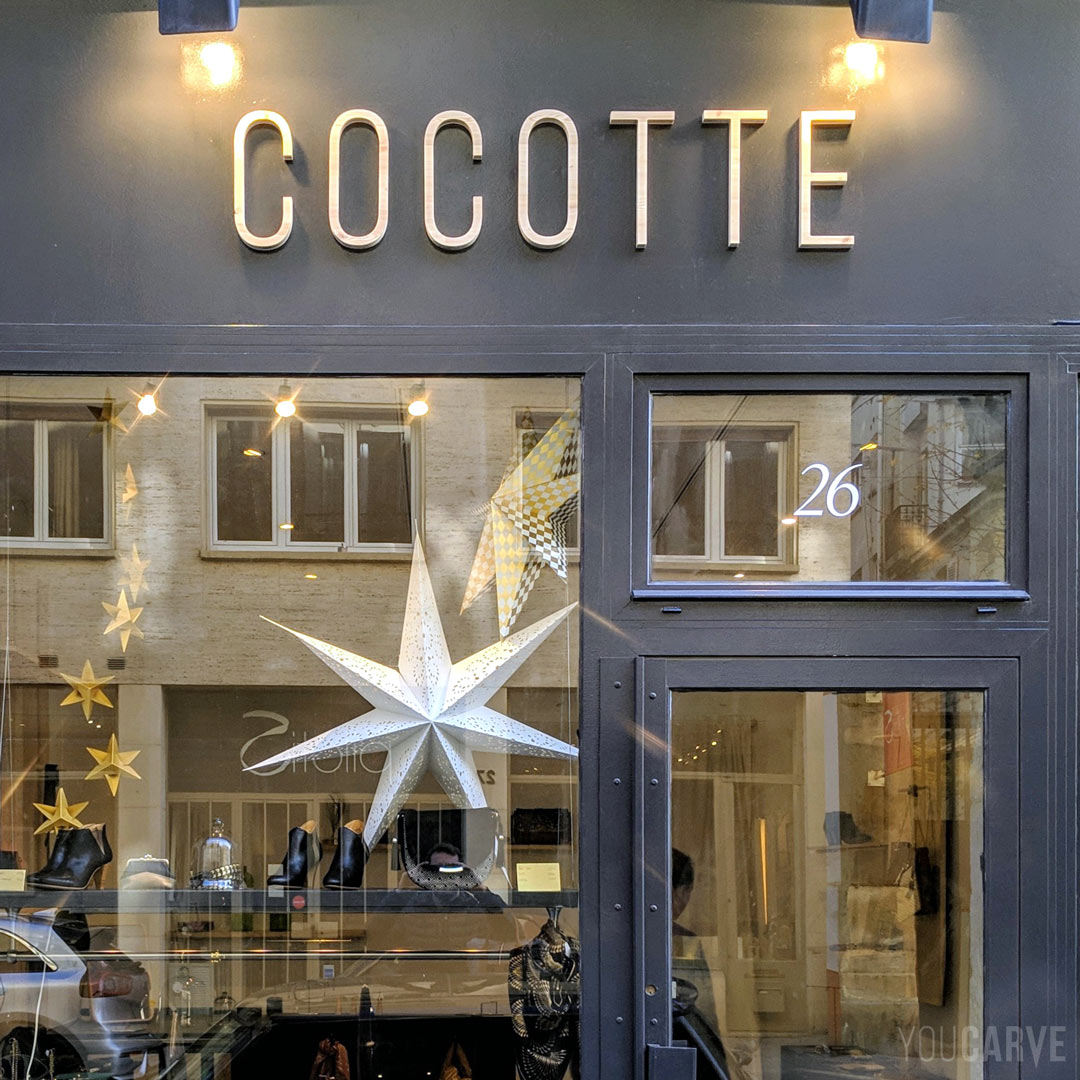 Réalisé par Cocotte Store, boutique mode et accessoires à Paris, enseigne avec lettres découpées en bois (mélèze épaisseur 26 mm).