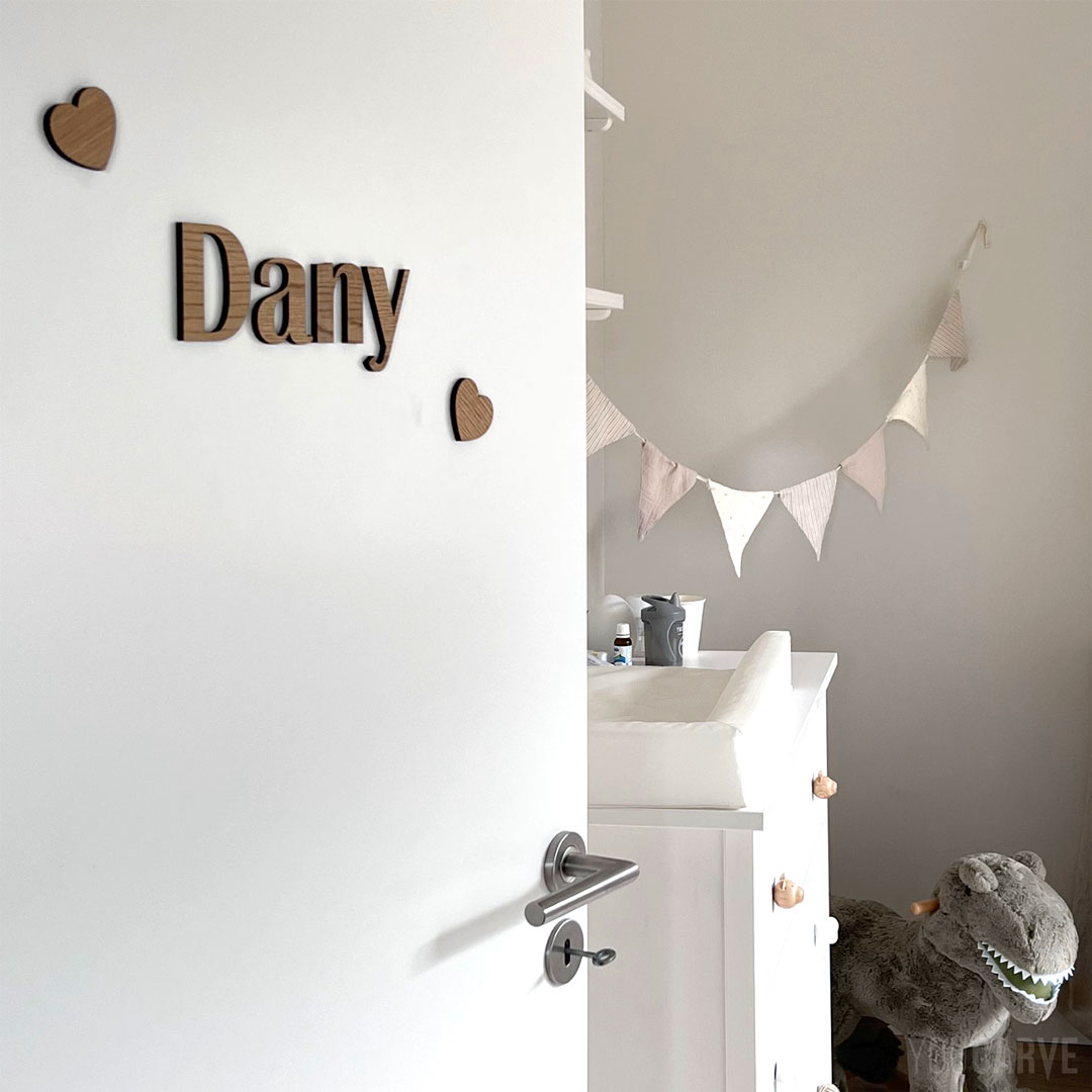 Dany, prénom sur porte de chambre bébé, lettres découpées en bois (découpe laser de chêne massif ép. 5 mm), fixation double-face.