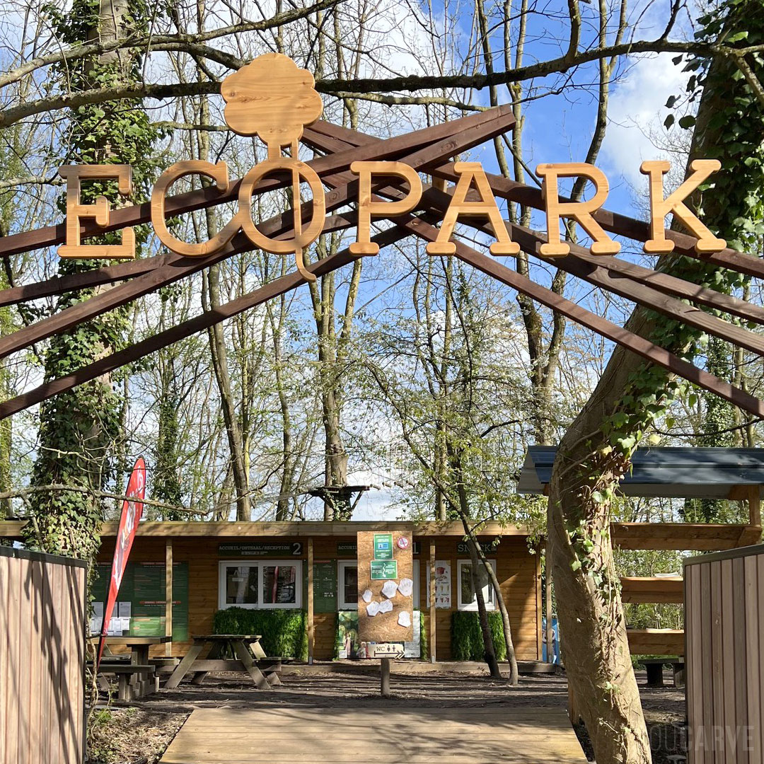 Réalisé par Ecopark Aventures : enseigne à l’entrée du parc d’accrobranches à Tournai (Belgique), lettres découpées en bois (mélèze épaisseur 26 mm).
