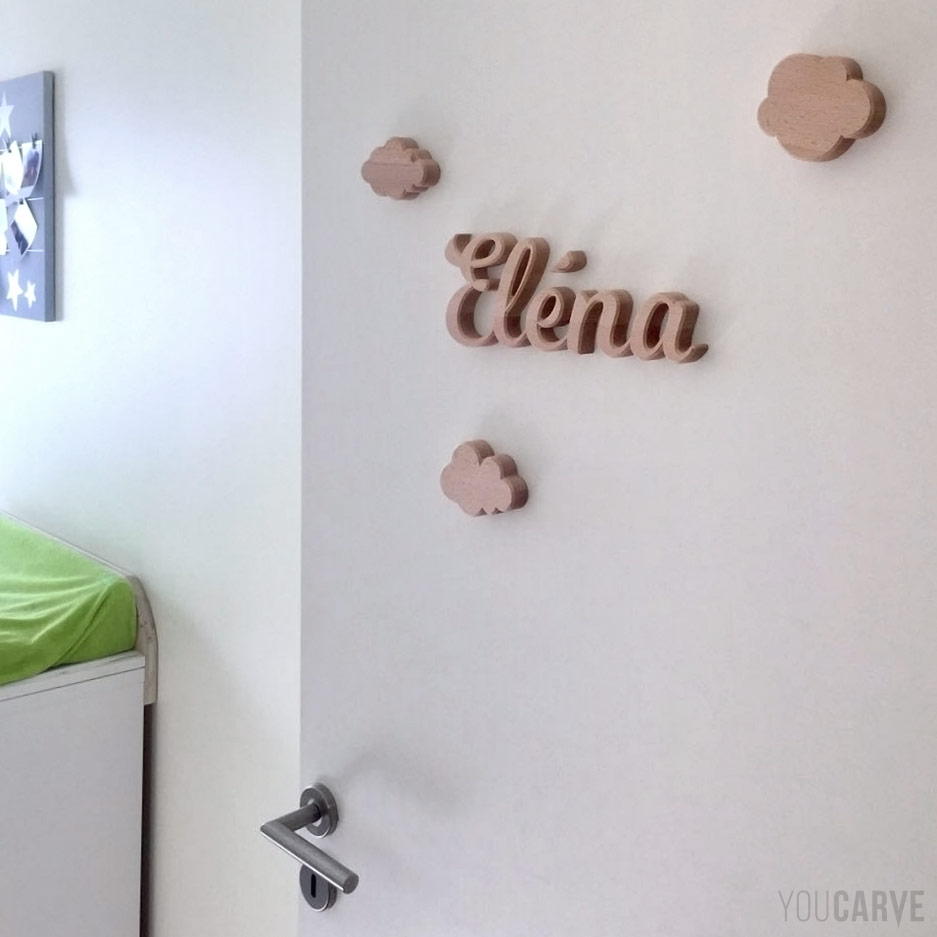 Eléna, prénom en relief sur porte de chambre enfant, lettres découpées en bois (hêtre épaisseur 19 mm), fixation mousse double-face.