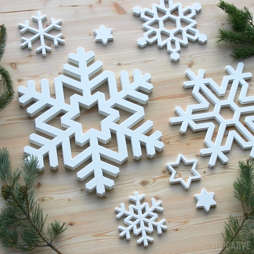 Formes de flocons de neiges, décoration événementielle pour Noël en PVC expansé blanc.