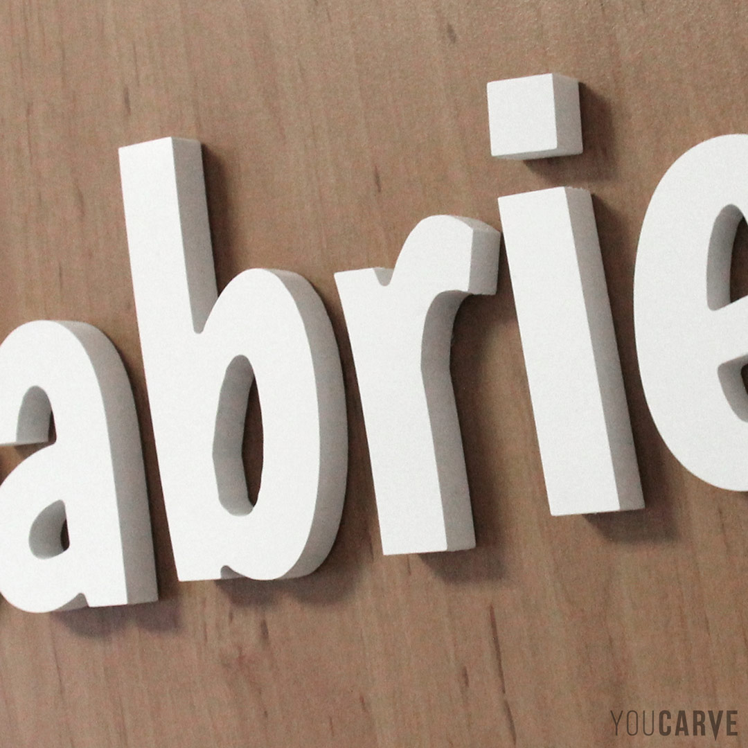 Gabriel, prénom mural en relief, lettres découpées en PVC expansé blanc ép. 10 mm, fixation double-face.
