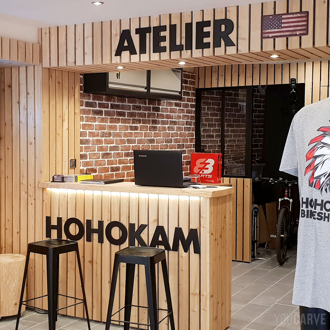Réalisé par Hohokam Bike Shop : enseigne boutique de vélos à Lambesc, lettres découpées en PVC expansé noir.
