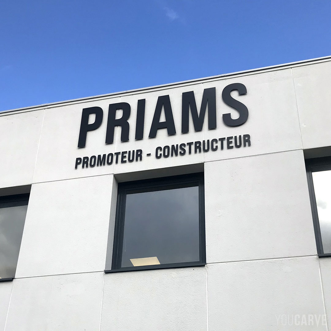 Réalisé par IPP pour Priams, promoteur immobilier à Annecy, enseigne avec lettres découpées en aluminium-dibond laqué noir mat, (épaisseur 3 mm), fixation sur entretoises avec gabarit de perçage.