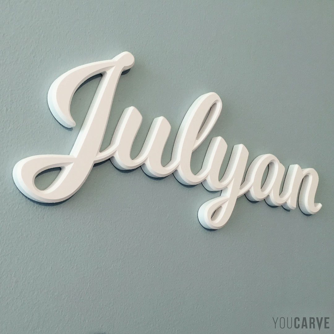 Julyan, prénom d’enfant en relief pour décoration de chambre, lettres découpées en PVC expansé blanc ép. 10 mm, fixation mousse double-face sur le mur.