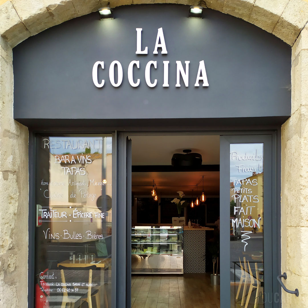 Réalisé par La Coccina : enseigne restaurant à Sérignan, lettres découpées en PVC expansé blanc épaisseur 19 mm, fixation sur entretoises avec gabarit de perçage.