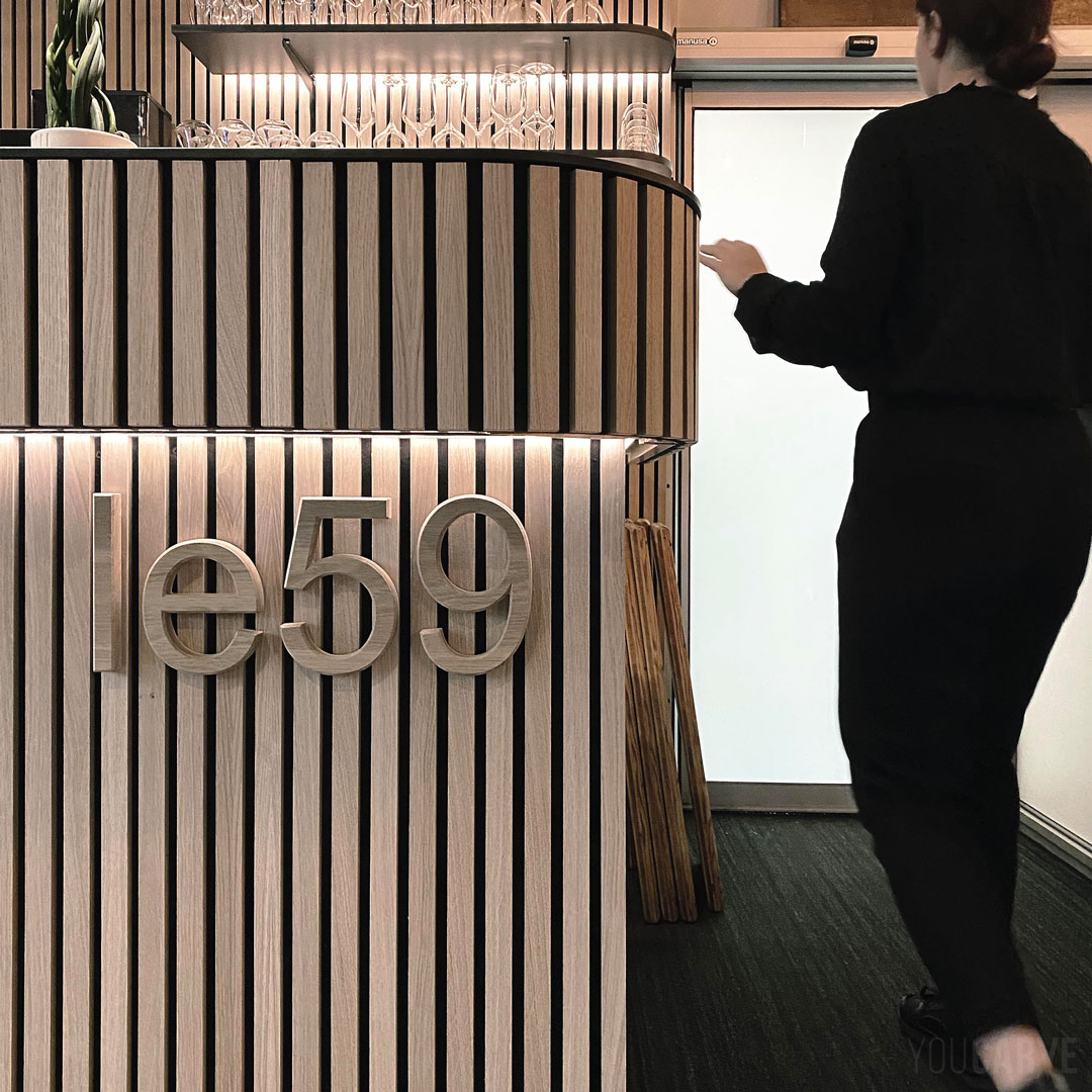 Réalisé par Lafon Atelier : décoration et signalétique de l’espace bar au Casino d’Aix-les-Bains, lettres découpées en bois (chêne lamellé-collé épaisseur 19 mm) avec finition chanfreinée.
