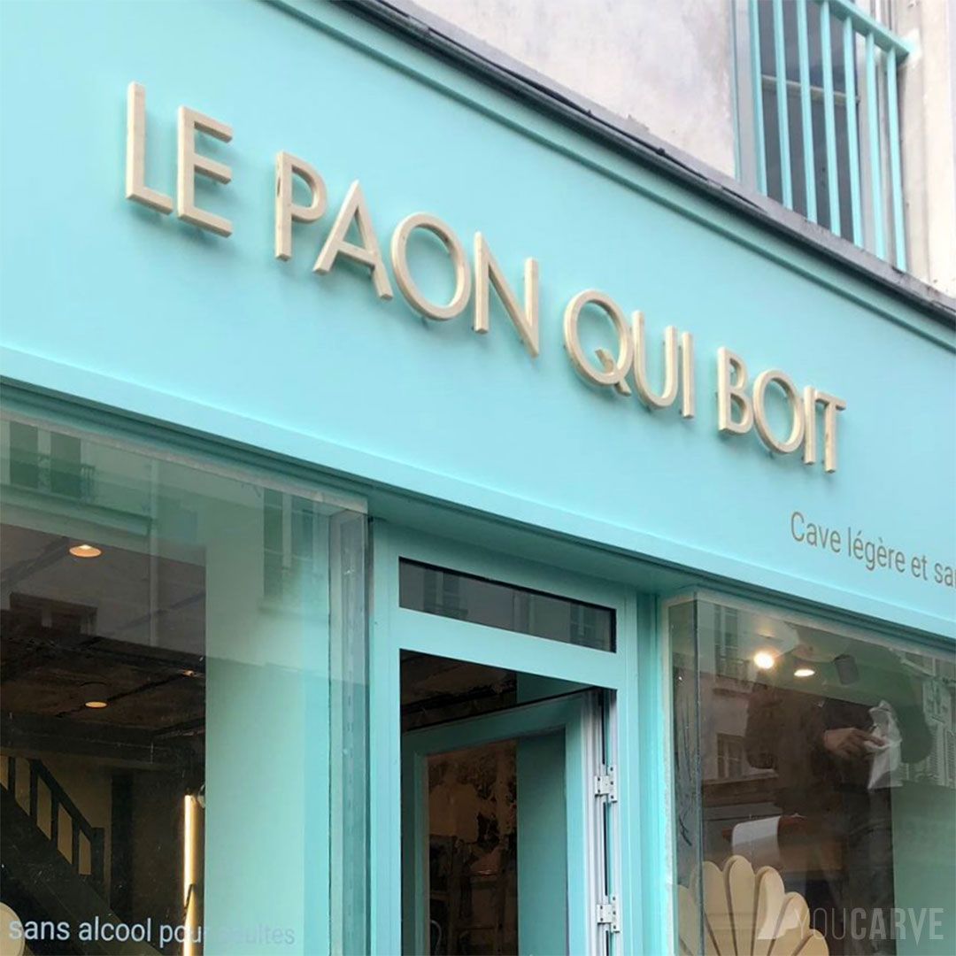 Réalisé par Le paon qui boit à Paris, boutique de boissons sans alcool, enseigne en lettres découpées en bois (épicéa épaisseur 27 mm), fixation sur entretoises avec gabarit de perçage.