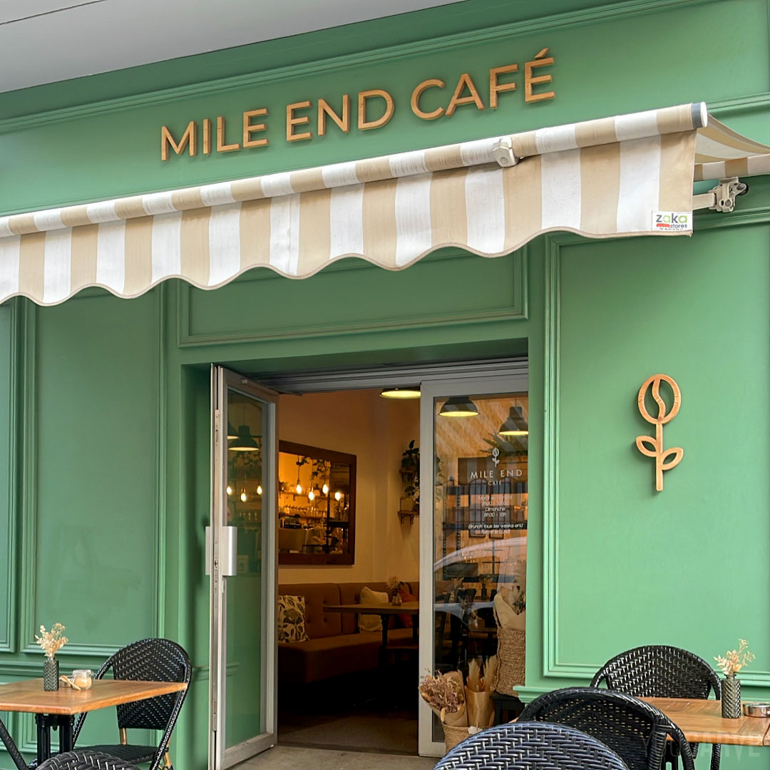 Réalisé par le Mile End Café, restaurant-café et brunch à Ajaccio (Corse), enseigne en relief, lettres et logo découpés en bois (mélèze épaisseur 26 mm), fixation sur entretoises avec gabarit de perçage.