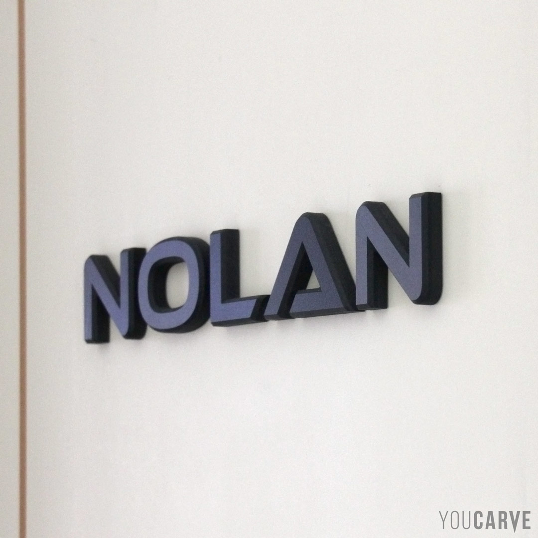 Nolan, prénom enfant mural, lettres découpées en PVC expansé noir ép. 10 mm avec chanfreins, fixation sur porte avec mousse double-face.