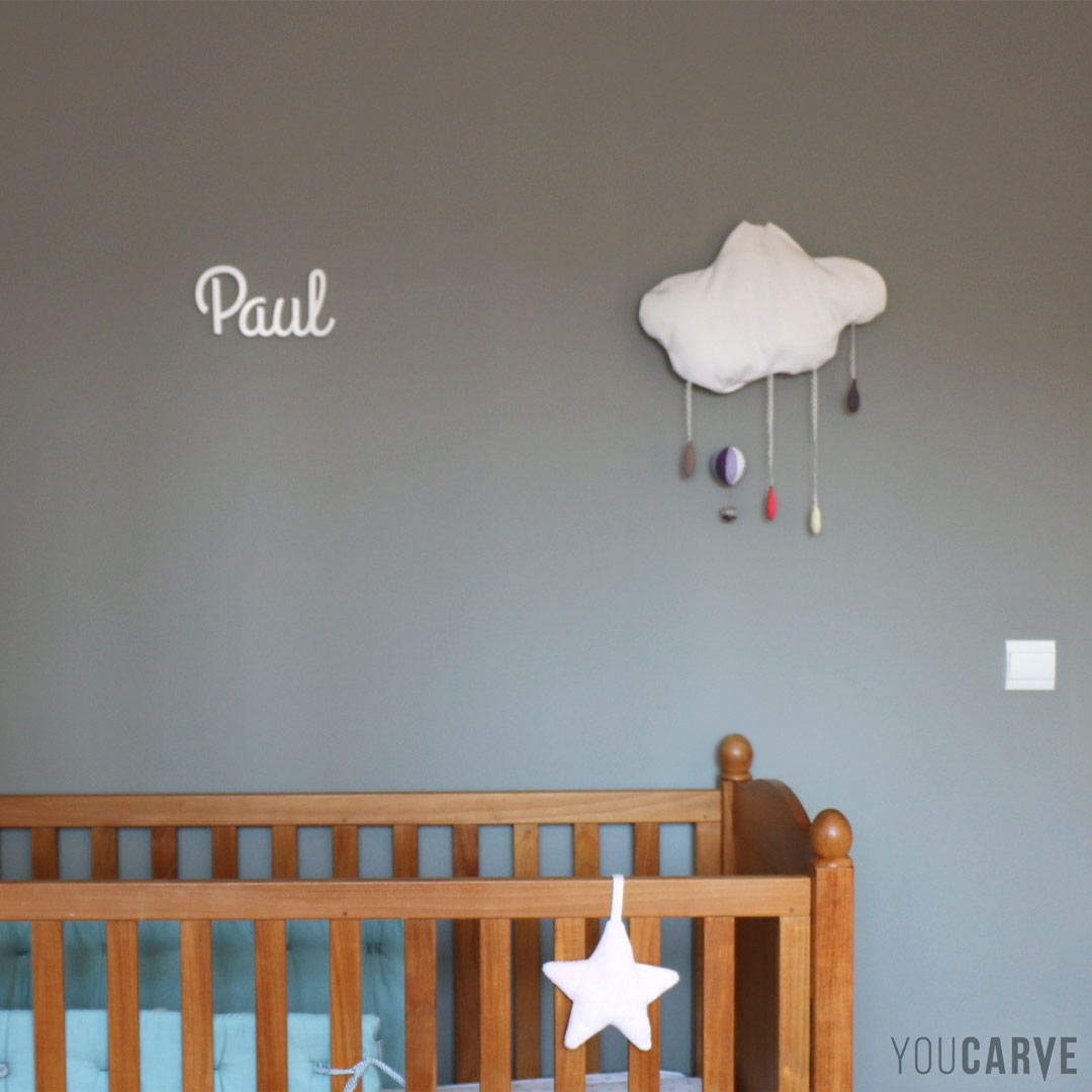 Paul, prénom mural en relief, lettres découpées en PVC expansé blanc ép. 10 mm, fixation mousse double-face sur le mur de la chambre.