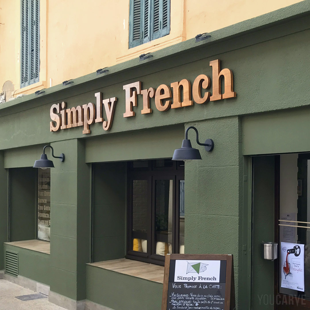 Enseigne devanture de magasin Simply French, lettres relief découpées en bois