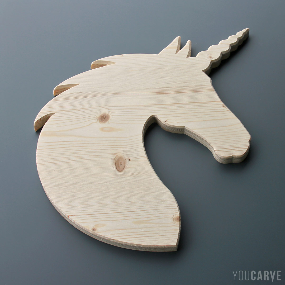 Forme (tête de licorne) (unicorne) découpée en bois (épicéa 3 plis ép. 19 mm), pour la décoration.