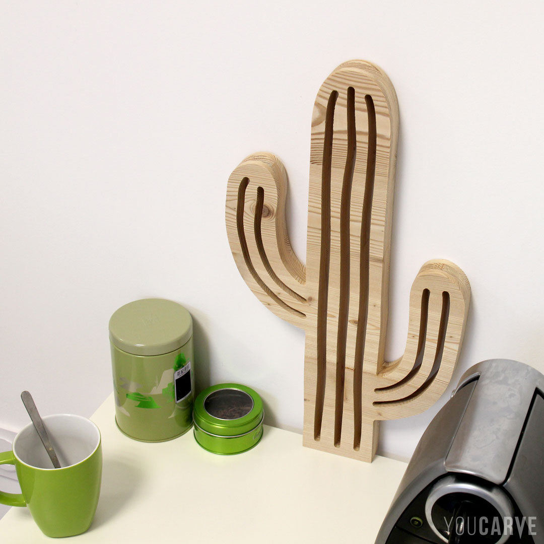 Forme décorative de cactus en bois (mélèze épaisseur 26 mm), à poser ou à accrocher au mur.