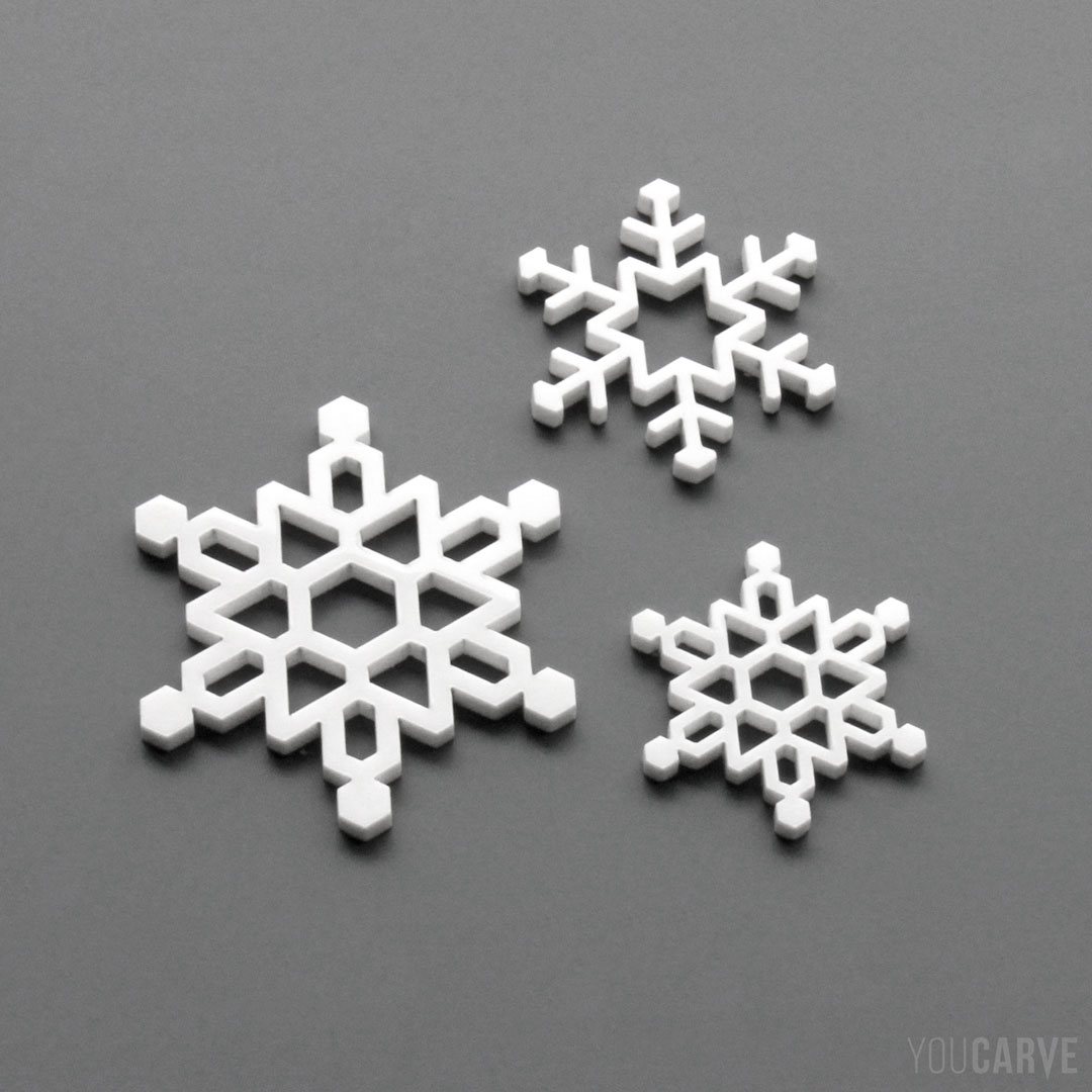 Forme de flocon de neige en plexi (PMMA blanc brillant épaisseur 3 mm), pour l’enseigne, la signalétique et la décoration.