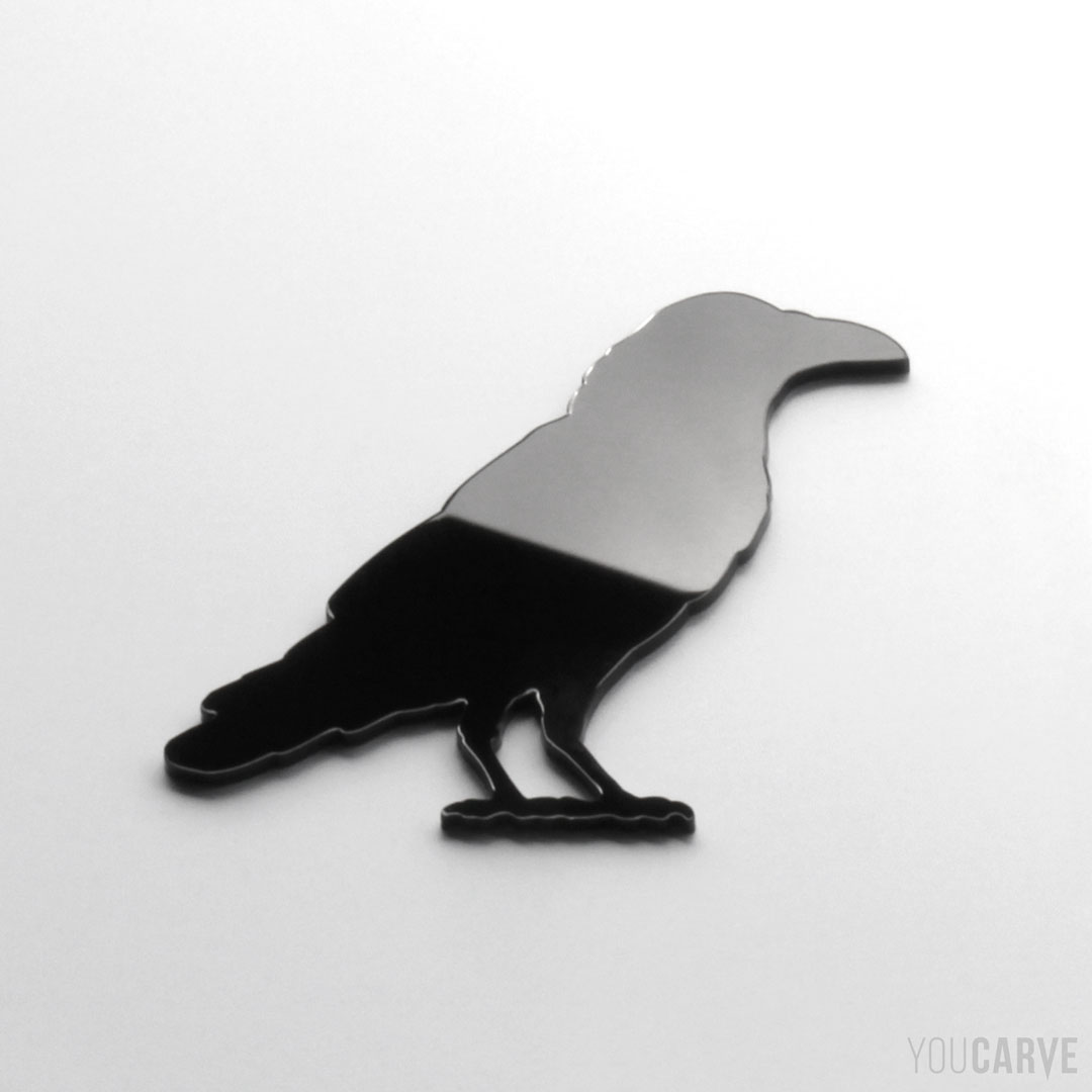 Silhouette de corbeau en plexi (PMMA noir brillant épaisseur 3 mm), pour l’enseigne, la signalétique et la décoration.