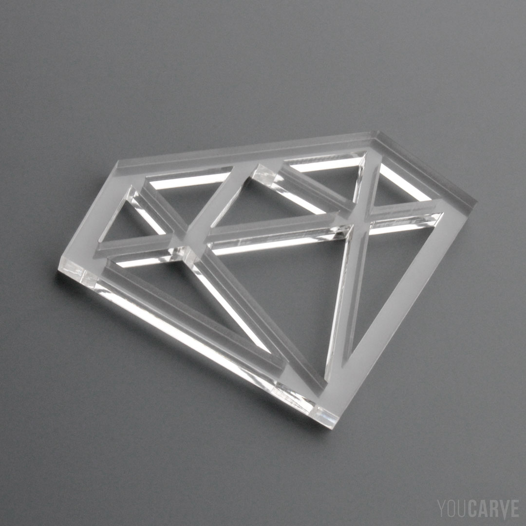 Icône de diamant / pierre précieuse en plexi (PMMA transparent brillant épaisseur 10 mm), pour l’enseigne, la signalétique et la décoration.